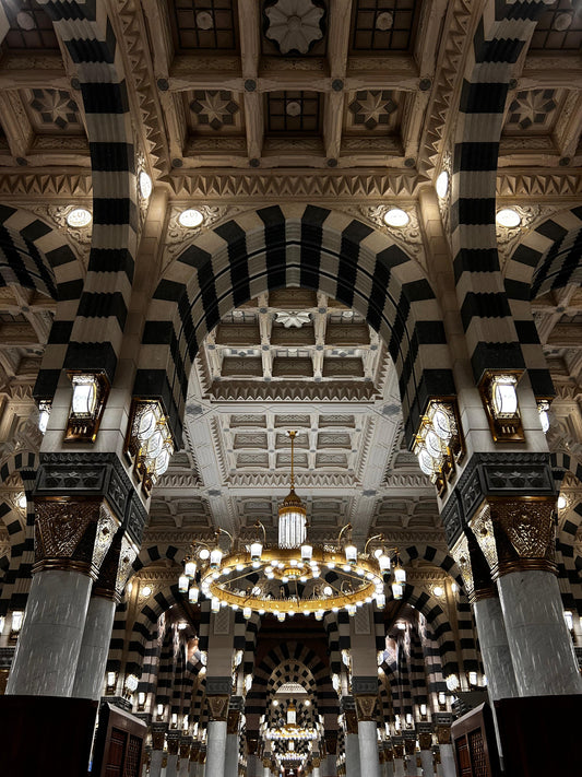 İlk Mescidlerden Mescid-i Nebevî'ye: İslâm Toplumunun Kalbi